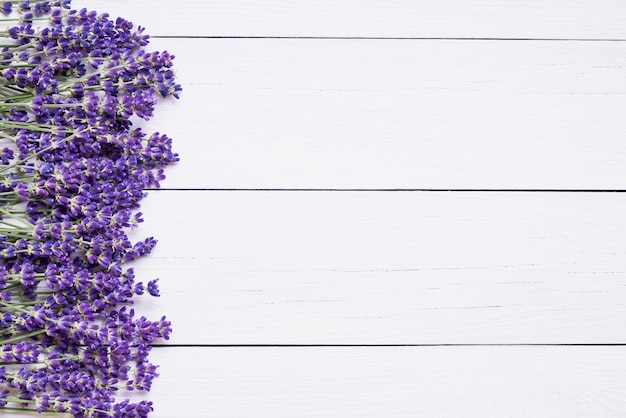 Lavendel Blumen Grenze auf weißem Holz