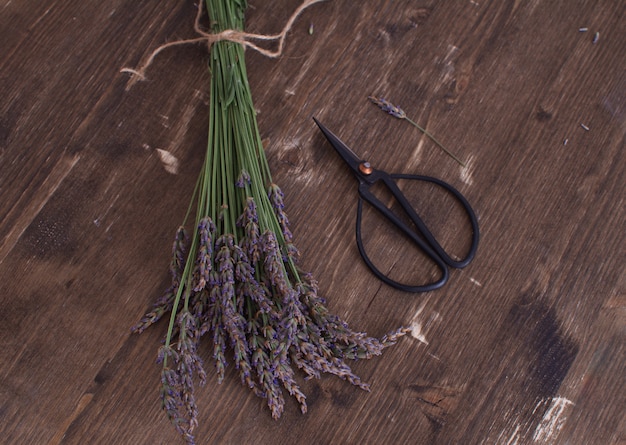 Lavendel, der Lavendelblumenstrauß auf dunkler hölzerner Aromatherapie erntet Vintage französische Provence-Art