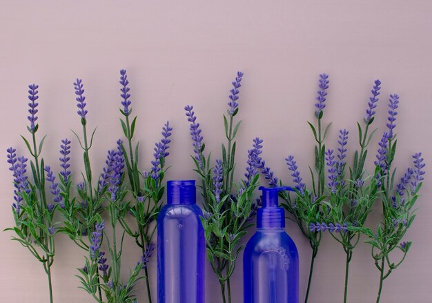 Lavendel Flüssigkeit, Shampoo. Badekosmetik Lavendelblüten. Natürliche Spa-Produkte. Schönheitskonzept.