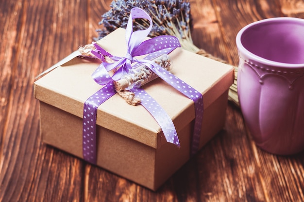 Lavendel-Geschenkbox mit gepunktetem Band