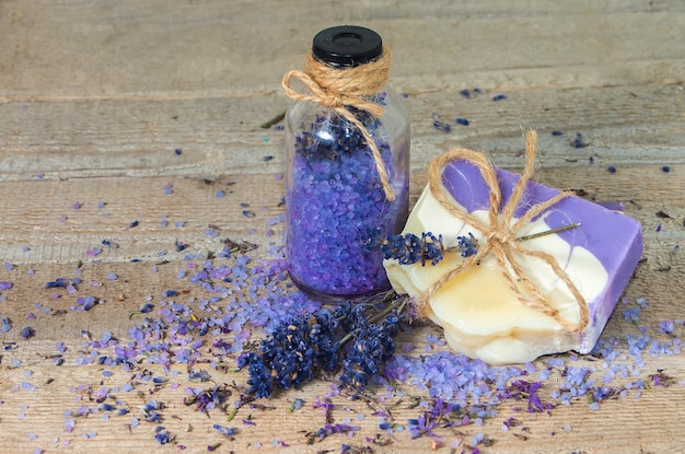 Lavendel handgemachte Seife und Meersalz auf einem hölzernen Hintergrund