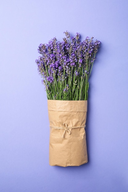 Lavendel in Bastelpapier auf violettem Hintergrund