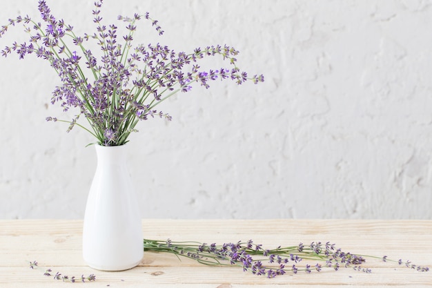 Lavendel in weißer Vase auf Holztisch