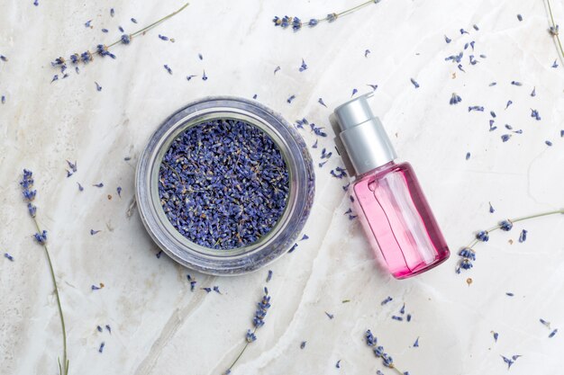 Lavendel Körperpflegeprodukte. Aromatherapie-, Badekurort- und Naturgesundheitswesenkonzept