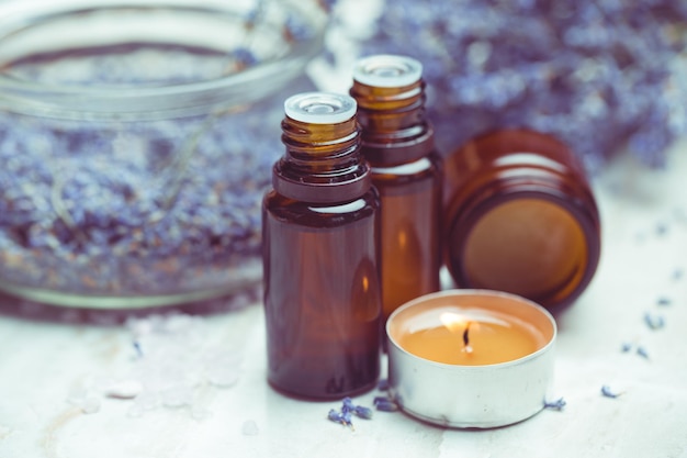 Foto lavendel körperpflegeprodukte. aromatherapie, spa und natürliches gesundheitskonzept