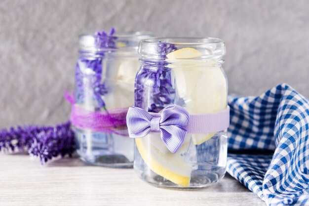 Lavendel Limonade Getränk auf weißem Holztisch