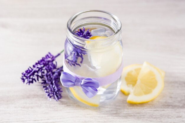 Lavendel Limonade Getränk auf weißem Holztisch