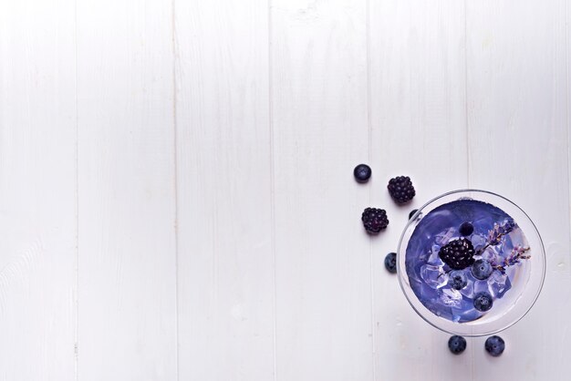 Lavendel Martini mit Beeren