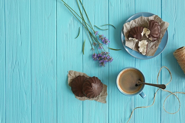 Lavendel mit Kaffee und Zephyr auf Holzhintergrund