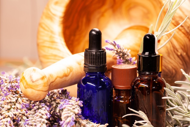 Lavendel Mörser und Pistill und Flaschen ätherische Öle für die Aromatherapie