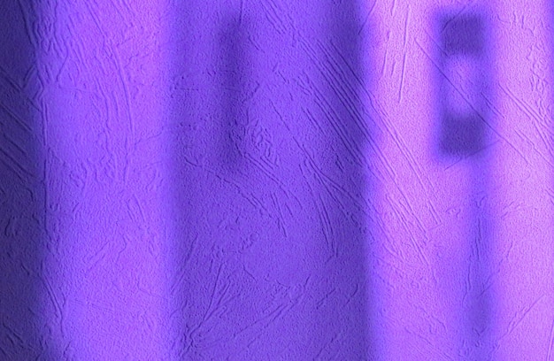 Lavendel oder violettes Licht und Schatten auf einer strukturierten Wand, natürlicher Fensterschatten, Overlay-Effekt, Hintergrund und Layout