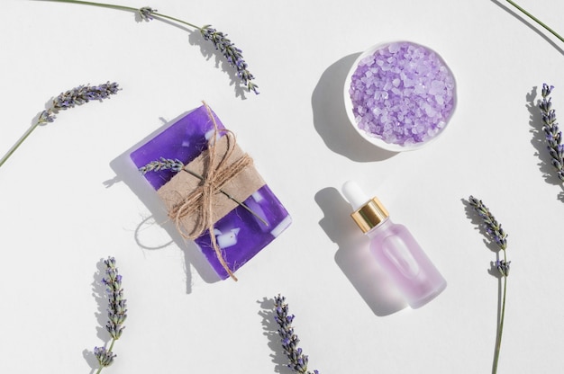 Lavendel Salz und Öl Spa Behandlung Arrangement Kosmetik