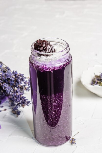 Lavendel-Smoothie mit Kokosflocken und gefrorener Brombeere