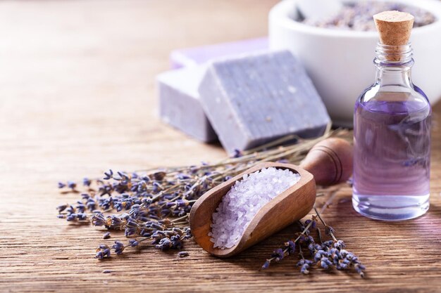 Lavendel Spa-Produkte mit getrockneten Lavendelblüten