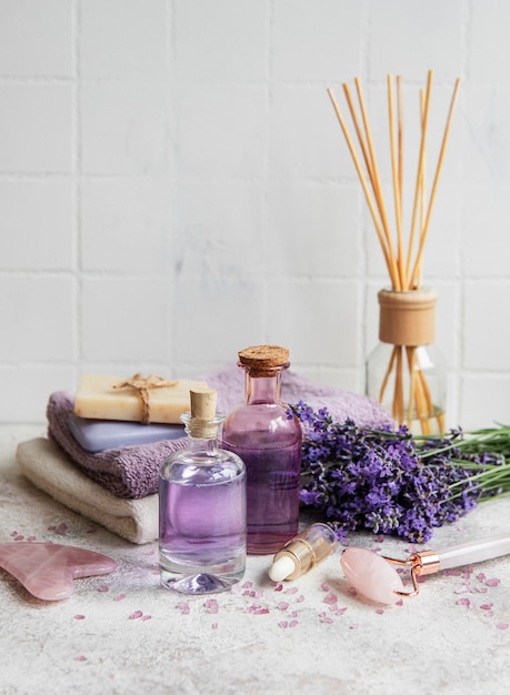 Lavendel Spa. Ätherische Öle, Meersalz, Handtücher und handgemachte Seife. Natürliche Kräuterkosmetik mit Lavendelblüten