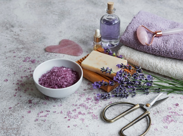 Lavendel Spa. Ätherische Öle, Meersalz, Handtücher und handgemachte Seife. Natürliche Kräuterkosmetik mit Lavendelblüten