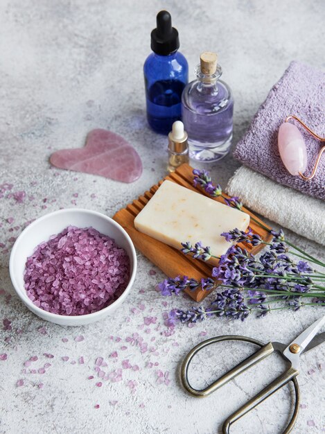 Lavendel Spa. Ätherische Öle, Meersalz, Handtücher und handgemachte Seife. Natürliche Kräuterkosmetik mit Lavendelblüten