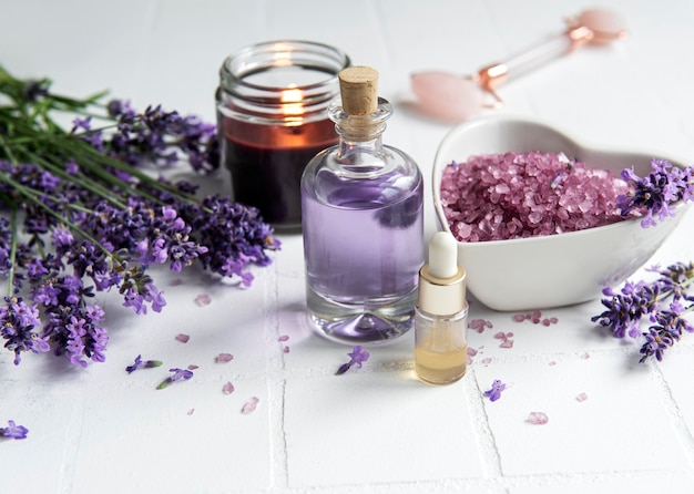 Lavendel Spa Ätherische Öle Meersalz Handtücher und Kerze