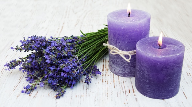 Lavendel und Kerzen