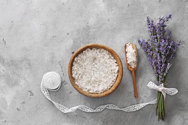 Foto lavendel und meersalz in der draufsicht der schüssel