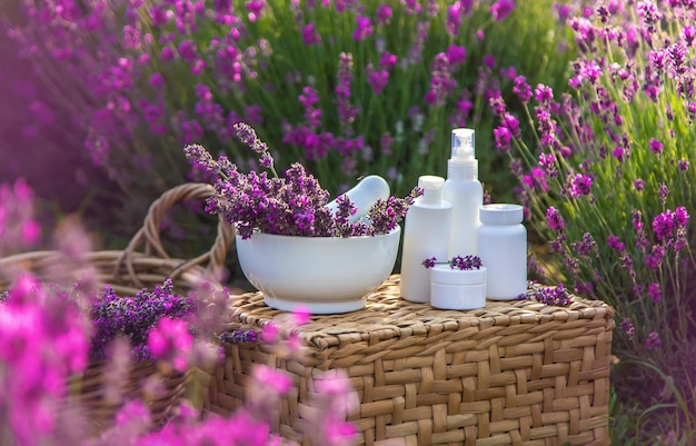 Foto lavendelkosmetik in einem feld mit blumen selektiver fokus