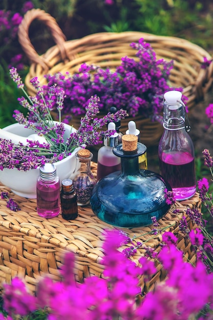 Lavendelkosmetik in einem Feld mit Blumen Selektiver Fokus