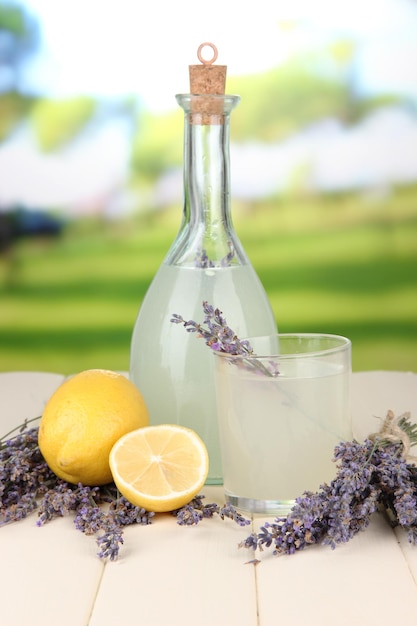 Lavendellimonade in Flasche auf hellem Hintergrund