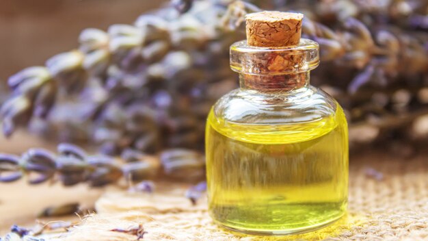 Lavendelöl in einer kleinen Flasche.selektiver Fokus.Natur