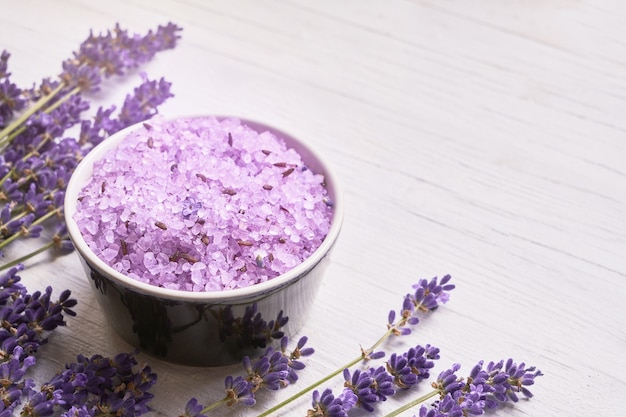 Lavender SPA. Flores de lavanda e sal de banho em uma tigela em branco. Copie o conceito de SPA do espaço.