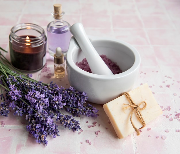 Lavender spa. Óleos essenciais, sal marinho, toalhas e sabonete artesanal. Cosmético de ervas naturais com flores de lavanda