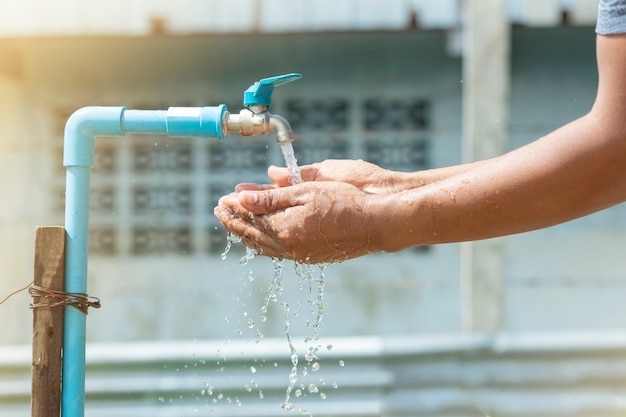 Lávese las manos con agua limpia del grifo.