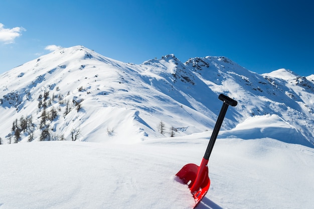 Lawinenschaufel im Schnee