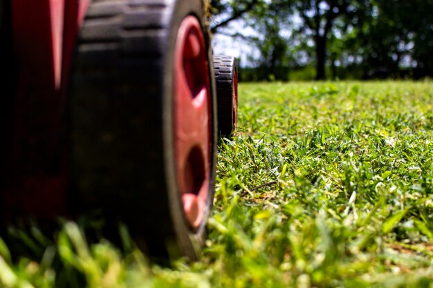 Lawnmover no campo verde