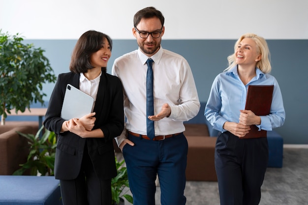 Foto lawyers at work in office