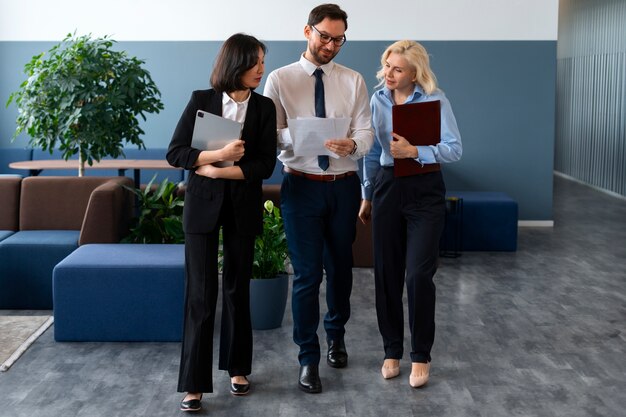 Foto lawyers at work in office