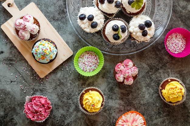 Foto lay flat del concepto de deliciosos cupcakes