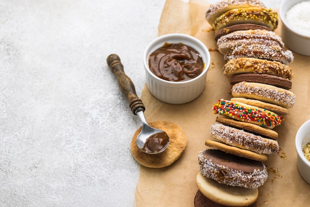 Foto lay flat de delicioso arreglo de alfajores