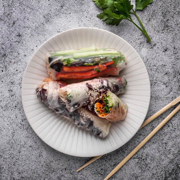 Foto lay flat del delicioso concepto de rollitos de primavera