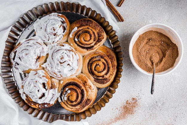 Foto lay flat del delicioso concepto de rollos de canela