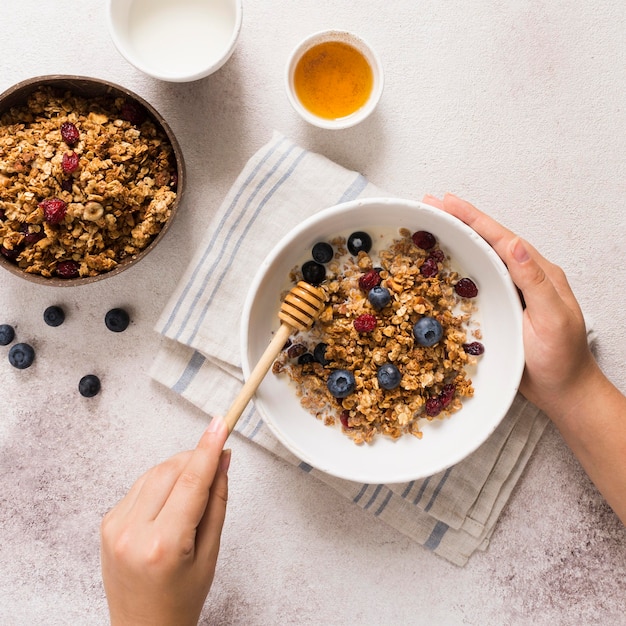 Lay Flat de delicioso muesli en un tazón