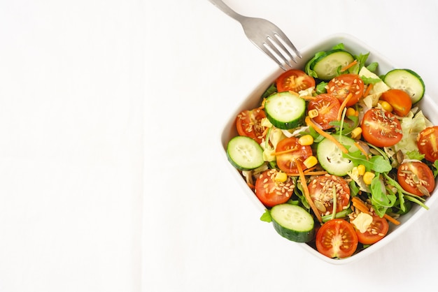 Foto lay flat de ensalada fresca y sabrosa, alimentación saludable, dieta, vegetariana, vegana. copia espacio