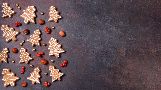 Foto lay flat de galletas de jengibre para navidad con espacio de copia