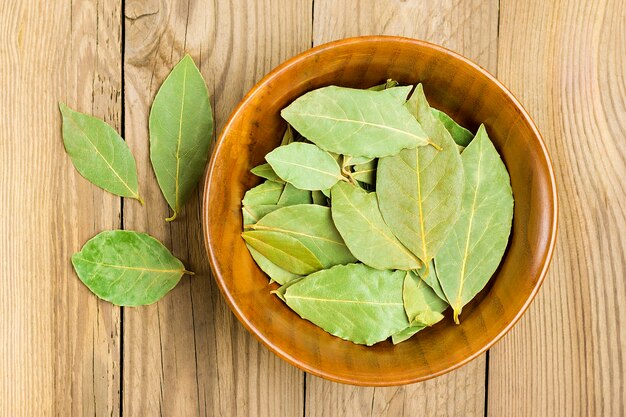 Foto lay flat de hoja de laurel en tazón de madera