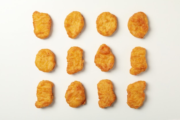 Lay Flat con nuggets de pollo frito sobre fondo blanco.