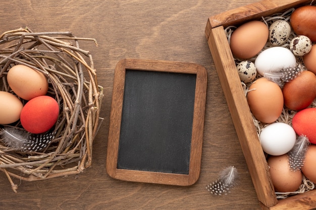 Lay Flat de pizarra con el siguiente con huevos para pascua