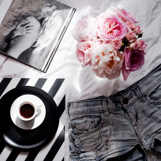 Lay Flat con shorts, ramo de rosas, café y revista.