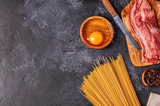 Lay Flat sobre ingredientes para Pasta Carbonara