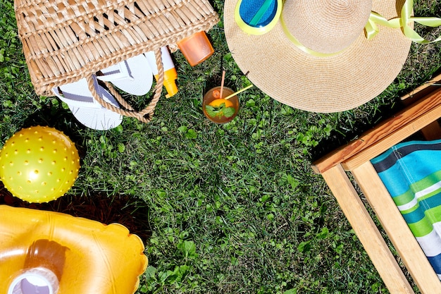 Foto lay flat de vacaciones de verano brillante al aire libre o concepto de estilo de vida de viaje