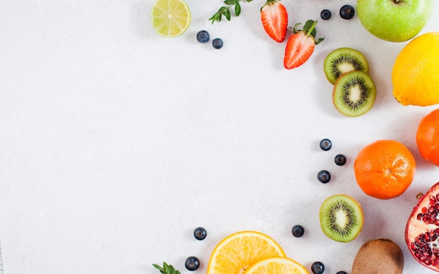 Lay Flat de una variedad de frutas y bayas frescas y maduras