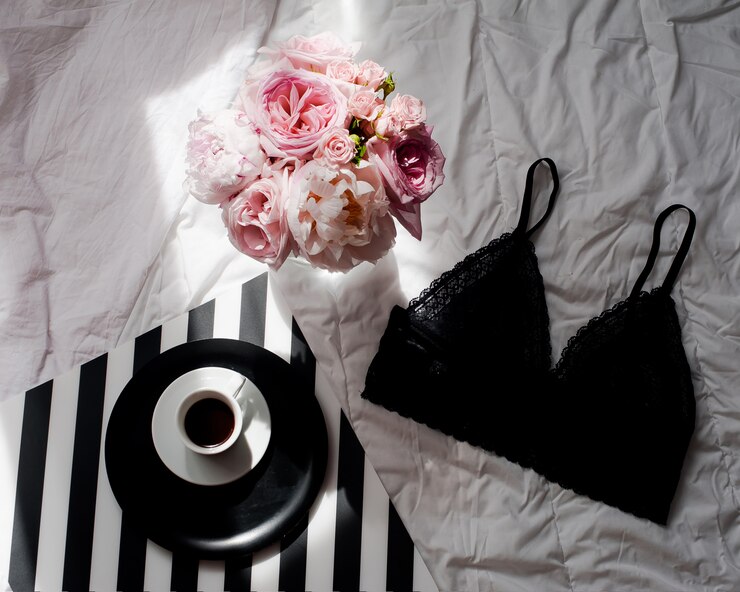 Lay plana, revistas, mídias sociais. Lingerie de renda preta vista superior. Conceito de blog de beleza.